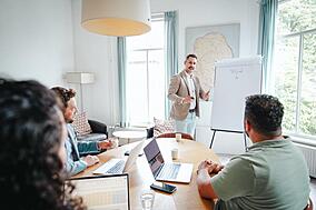 Wij implementeren op locatie